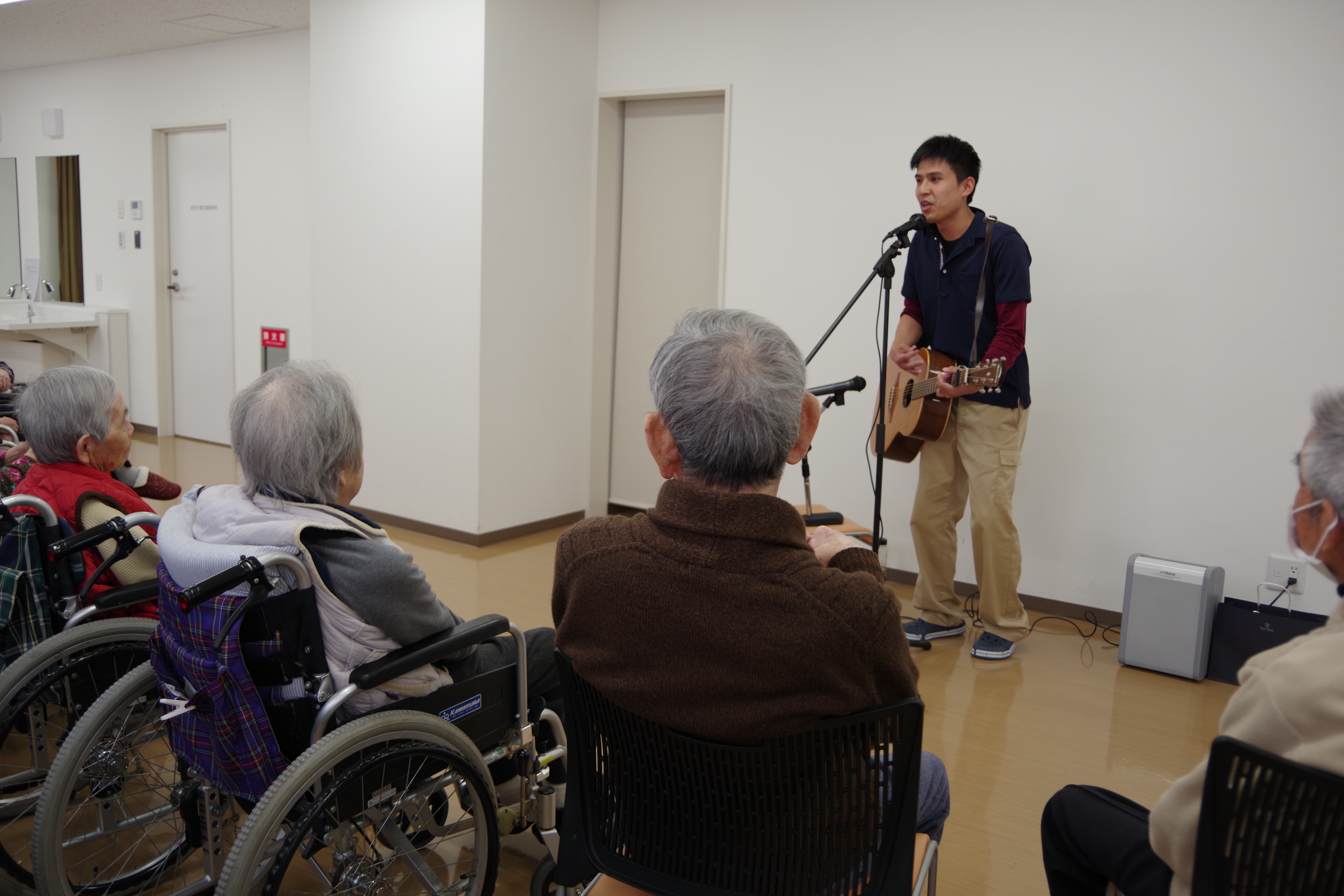 ヴィータ職員によるギター演奏会を行いました