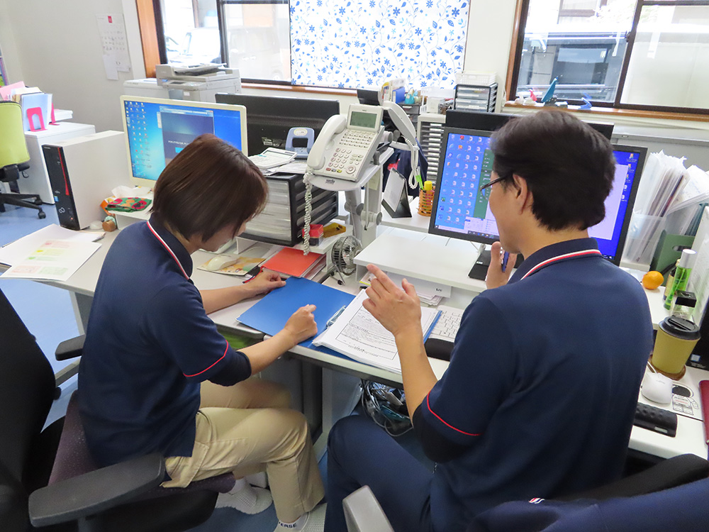 介護支援専門員がケアプランの立案・作成を行います。 介護支援専門員がケアプランの立案・作成を行います。